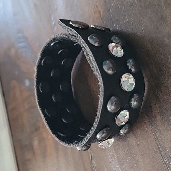 BOGO Hard Rock Cafe black leather cuff bracelet - Picture 6 of 7